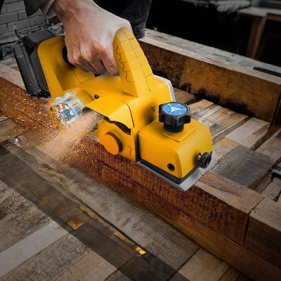 Rabot electrique Précision Pro pour raboter une poutre
