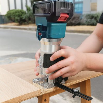 Affleureuse utilisée pour chantourner du contreplaqué