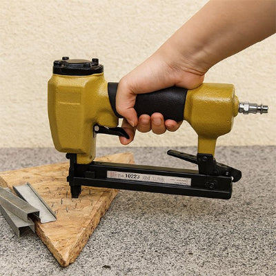 Cloueur pneumatique couleur or