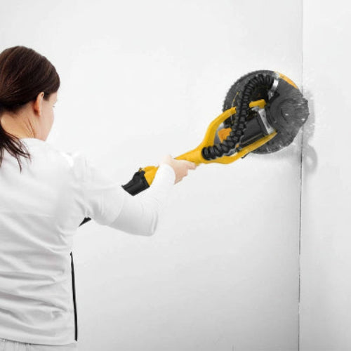 Femme ponçant un mur avec une ponceuse girafe AspiraMax LED 880W