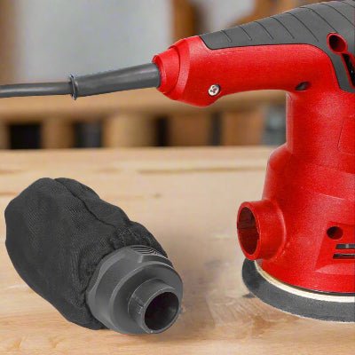 La ponceuse excentrique rouge et sac à poussière sur une surface en bois
