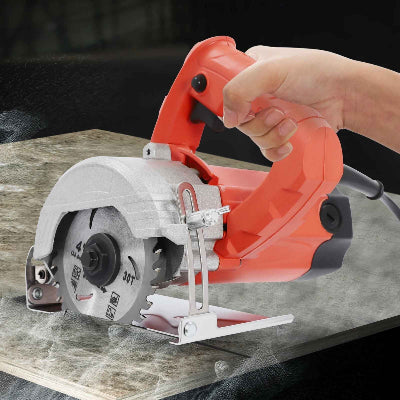 Mini scie circulaire utilisée pour couper un dessus de table