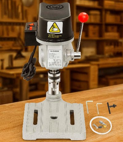 Perceuse a colonne compacte et ses accessoires sur table