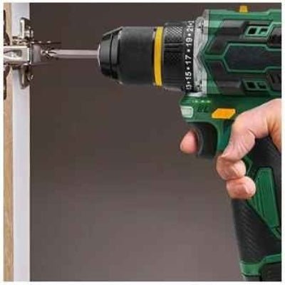 Perceuse visseuse sans fil utilisée pour installer des pentures de porte