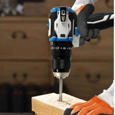 Perceuse visseuse utilisée pour percer du bois