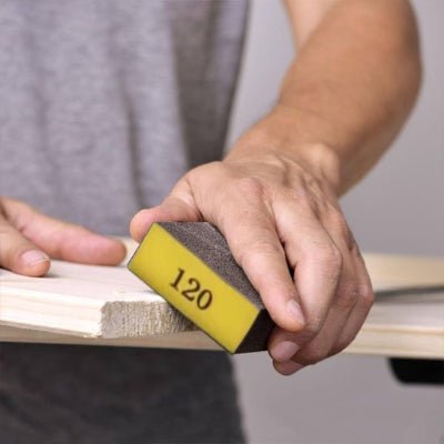 Ponceuse bloc épongede grade 120 utilisée pour adoucir les angles d'une planche