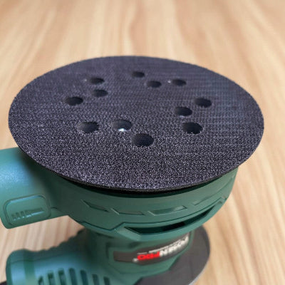 Ponceuse électrique orbitale sur fond bois clair