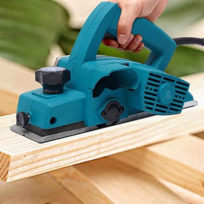 Raboteuse utilisée pour raboter une pièce de bois
