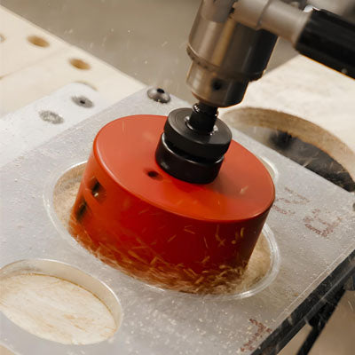 Scie cloche orange perçant dans le plastique