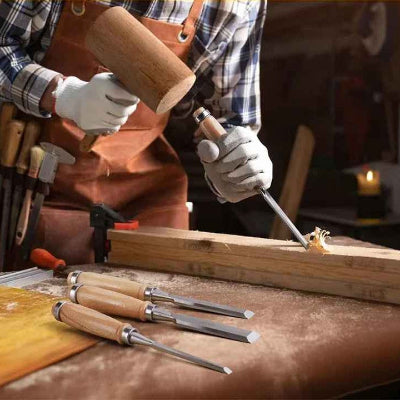 Couteau a bois utilisé par un menuisier sur une pièce de bois