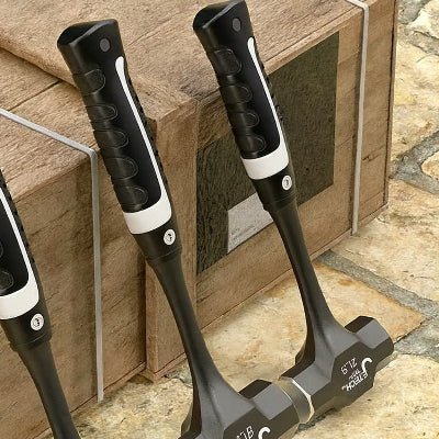 Maillet adossés à des boîtes en bois