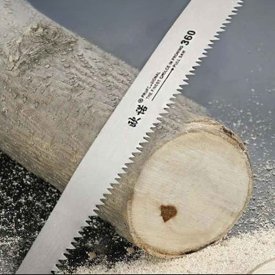 Scie Acier Manganèse Pro coupe une branche en un rien de temps