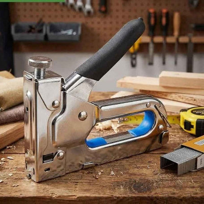 Agrafeuse argent sur établi