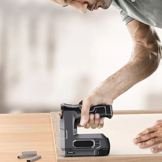 Agrafeuse electrique sans fil utilisation  câdre en bois