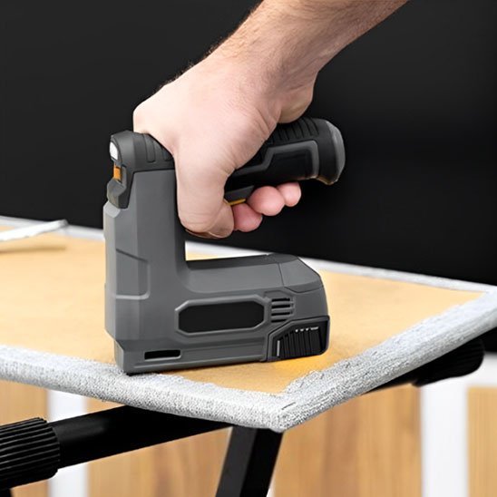 Agrafeuse electrique sans fil utilisation sur contreplaqué