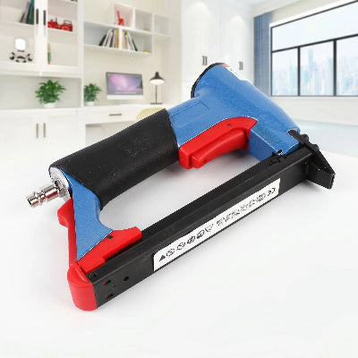 Agrafeuse pneumatique noire et bleu sur fond résidentiel