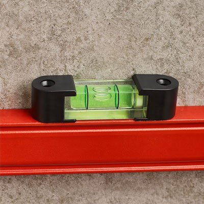 Bulle à niveau à plat sur un tube de métal carré rouge