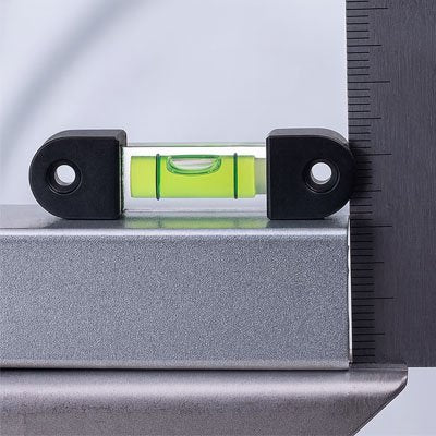 Bulle à niveau alligné sur une tige de méta