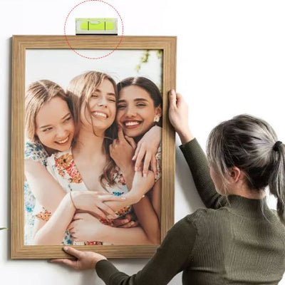 Bulle à niveau femme fixant un câdre