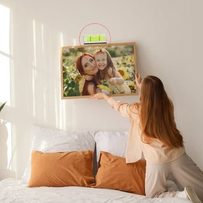 Bulle à niveau femme installant cadre tête de lit