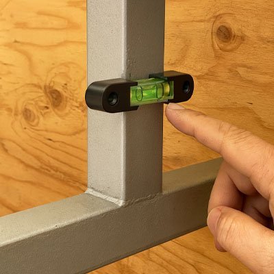 Bulle à niveau installé sur un assemblage de tuyau carré