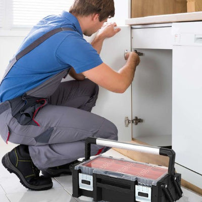 Caisse a outils utilisée pour installation d'armoires