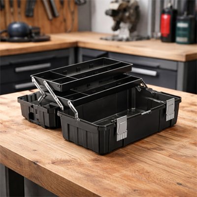 Caisse a outils vide sur étable