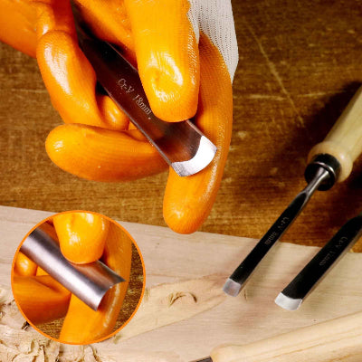 Ciseau à bois semi-circulaire dans une main gantée 