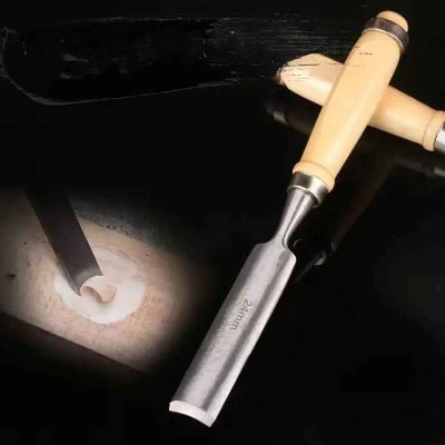 Ciseau bois lames épaisses vue d'un creusage dans le bois