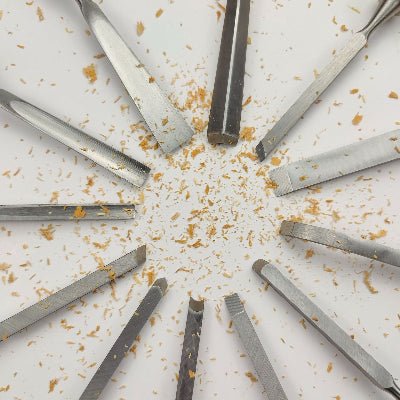 Ciseaux à bois et têtes de lame disposées en cercle