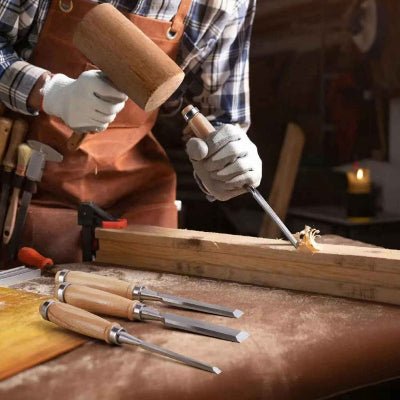 Ciseaux à bois homme utilisant un ciseau