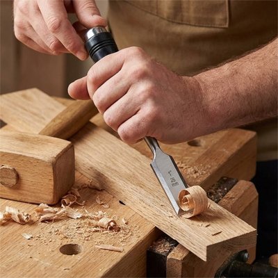 Ciseaux à bois utrilisé par un menuisier