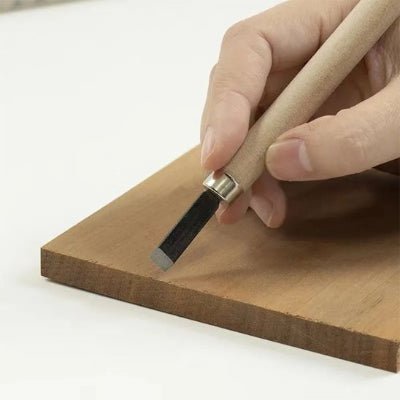 Ciseaux à bois utilisé sur un planche de bois