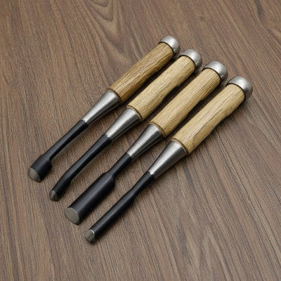 Ciseau a bois japonais sur fond bois foncé