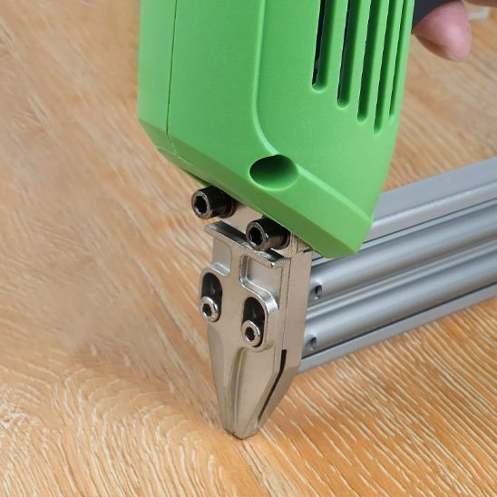 Cloueuse electrique sur du bois dur
