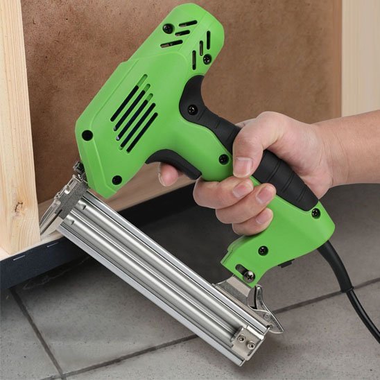 Cloueuse electrique utilisée pour fixer encâdrement