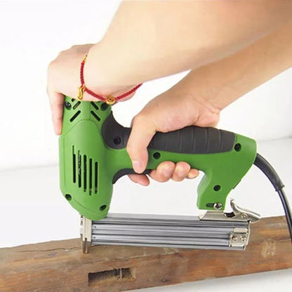 Cloueuse electrique utilisée sur pièce de bois