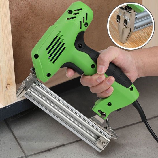 Cloueuse electrique vue position clouage en angle