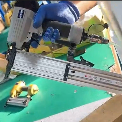 Cloueuse pneumatique chargeur ouvert et vue des clous