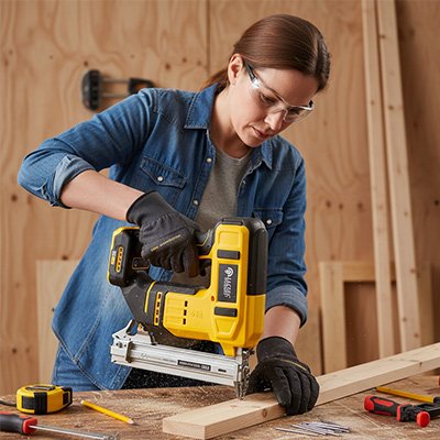 Cloueuse sans fil utilisée sur chantier de construction