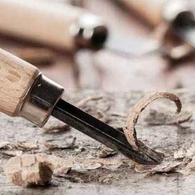 Couteau a bois acier carbone utilisé sur du bois brut