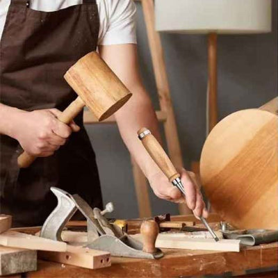 Couteau a bois utilisé par un meuisier dans son atelier