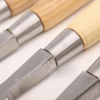 Couteau a bois  vue de la jonction manche bois et lame