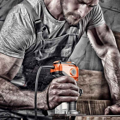 Défonceuse bois utilisée par un travailleur