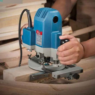 Défonceuse pour bois 1650W utilisée par un menuisier