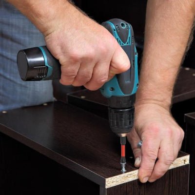 Embout de tournevis utilisé pour visser de la mélamine