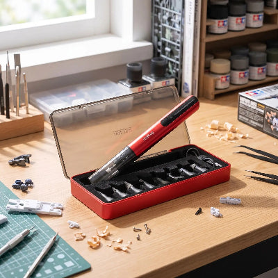 Ensemble ponceuse de précision sur une table dans un atelier de modéliste