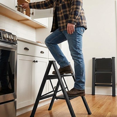 Escabeau 2 marches utilisée pour cabinet en hauteur