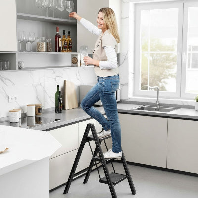 Escabeau 3 marches utilisé par femme atteindre en hauteur