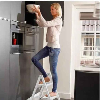Escabeau 3 marches utilisé pour atteindre en hauteur